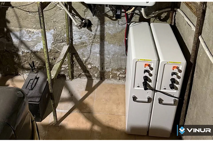 Солнечная электростанция с резервным дизельным генератором для частного дома в Киеве